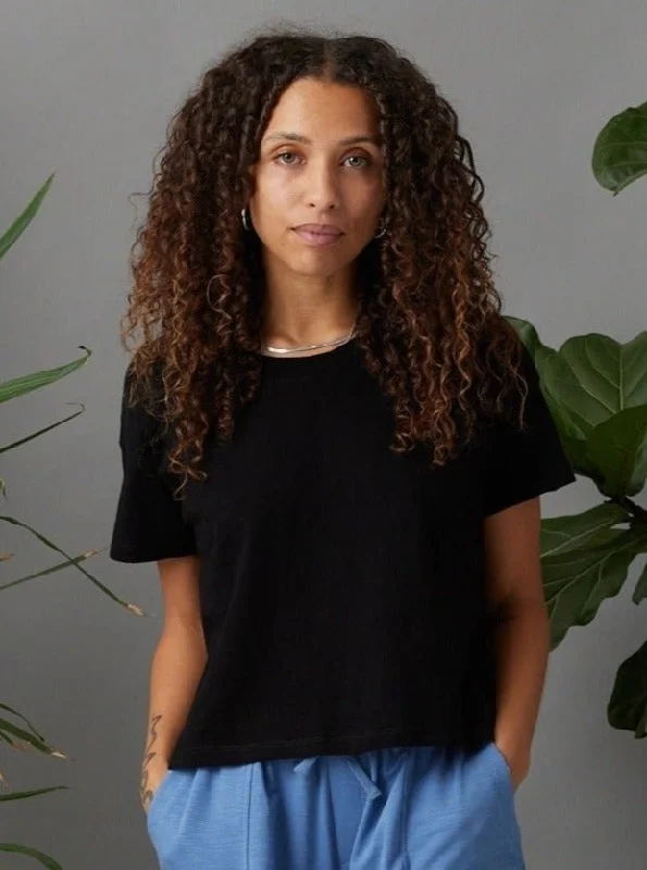 Fresh And Elegant Women's Easy Crop Tee - Black