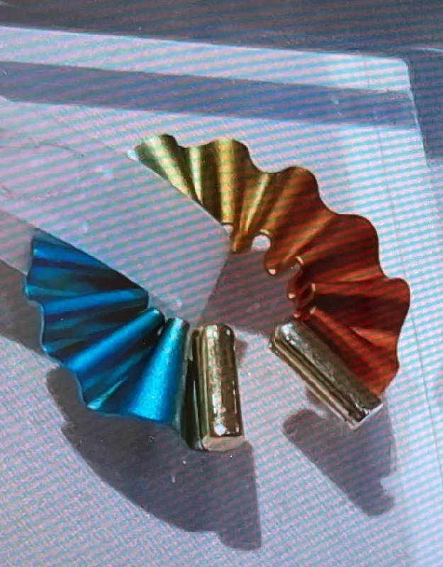 Chic Lounge CABO | Ear Cuff | Mermaid's Tail Metal Collection | Ear Cuff - Blue / Orange / Red